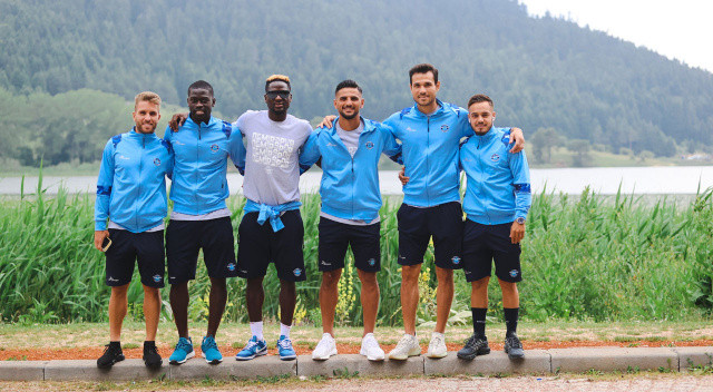 Yaz transfer döneminde şu ana kadar 8 transferini açıklayan Adana Demirspor'un yeni isimleri Abant'ta bu pozu verdi.
Yeni Malatyaspor'dan kaleci Ertaç Özbir, sağ beke Trabzonspor'dan Abdurrahim Dursun ve Çaykur Rizespor'dan Yusuf Sarı yerli transferler...
Real Sociedad'ın Fransız sol beki Kevin Rodrigues, tecrübeli orta saha Badou Ndiaye, Suriyeli 10 numara Aisa Aosman ve 21 yaşındaki Makedan stoper Jovan Manev, Adana ekibinin yeni transferleri.