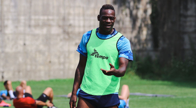 Mario Balotelli... Adana Demirspor'da 2. baharını yaşayan İtalyan santrfor takımda kalacak. 31 yaşındaki yıldızın ismi bir süre transferle anılmıştı.