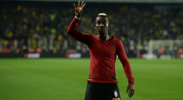 Galatasaray'da 3 dönem forma giyen ve 2 kez şampiyonluk sevinci yaşayan Nijeryalı kanat oyuncusu Henry Onyekuru, Süper Lig'e geri dönüyor. Geçen yaz 4.5 milyon euro bonservisle AS Monaco'dan Olympiacos'a transfer olan 25 yaşındaki futbolcu, Yunan kulübünden ayrılıyor.
Onyekuru, Adana Demirspor ile transfer görüşmelerinde bulunmak için dün akşam İstanbul'a geldi. İstanbul'da bir otelde gerçekleşen görüşmenin ardından Süper Lig'den 3 kulüp daha Onyekuru içni teklifini iletecek. Olympiacos'la 3 sezon daha sözleşmesi bulunan Onyekuru'nun satın alma opsiyonuyla kiralanması bekleniyor.
