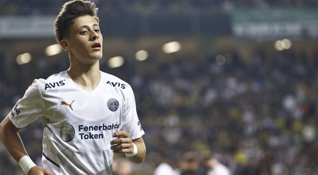 Fenerbahçe'nin Hull City ile Sakarya'da oynadığı hazırlık maçın Arda Güler damga vurdu. 17 yaşındaki süper yetenek maçın sonu yaklaşırken attığı nefsi frikik golüyle takımını 1-0 öne geçirirken 2. golde de büyük katkı sağladı. Sadece golleri değil, oynadığı futbolla da mest eden Arda Güler için bir futbolcu büyüğü