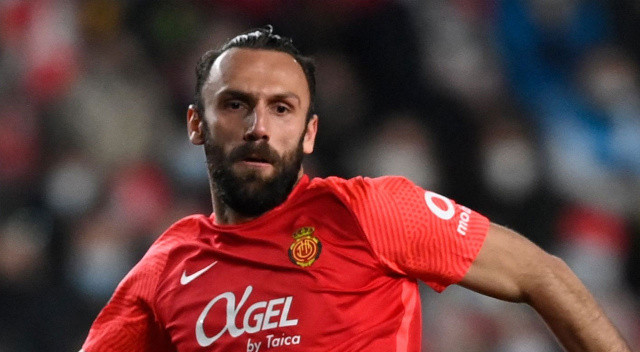İtalya basınında çıkan haberlere göre; Lazio, oyuncusunu bir dizi sağlık testinden geçirdi.
Futbol oynamak için mükemmel durumda olduğu kanıtlanan santrforun transferinin sebepsiz iptal edildiğine yönelik şikayet FIFA'ya iletildi.