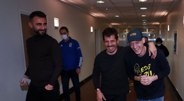 Fenerbahçe'de beraber çalışan aynı zamanda da yakın dostlukları bulunan ikilinin yolları tekrar kesişiyor.
Turuncu-lacivertli yönetim, hafta bitmeden tecrübeli oyuncuya resmi imzayı attırmayı planlıyor.