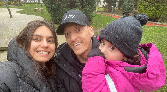 Süper Lig'de 31 maça çıkan ve 7 gol 3 asistlik skor katkısı sağlayan Mesut Özil, geçen sezon teknik direktör İsmail Kartal'la soyunma odasında kavga edince kadro dışı bırakılmıştı.
Önce yönetimim sonrada taraftarın desteğini yitiren Mesut Özil'e yıllık 3.5 milyon euro ödenecekti. Bu parayı almak için sözleşmesinin sonuna kadar takımda kalmak isteyen tecrübeli futbolcu, Ali Koç'un kararlılığı sayesinde teslim bayrağını çekti. Mesut'un sözleşme feshi konusunda bazı Fenerbahçeli dostlarının da telkinlerini dikkate aldığı öğrenildi.