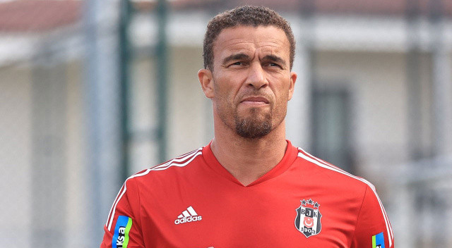 Beşiktaş dün Avusturya kampında Strum Graz'la golsüz berabere kaldı. Maça sonradan giren Serdar Saatçı, yaptığı hatalar nedeniyle hocasından uyarı aldı... 
Serdar Saatçi hazırlık maçında 72. dakikada oyuna girdi, 83. dakikada oyundan alındı. Direkt soyunma odasına gitti. 
Giderken soyunma odasının kapısına tekme attı.
