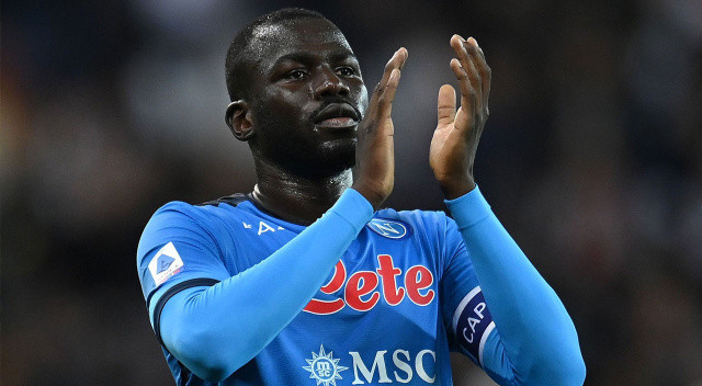 Rüdiger ve Christansen gibi iki önemli stoperini bedavaya kaybeden Chelsea, ilk büyük transferini Koulibaly ile yaptı... Napoli'nin sembol isimlerinde biri olan 30 yaşındaki futbolcuyla yıllık 10 milyon euro garanti ücret karşılığı anlaşan Premier League devi, Napoli'ye de 45 milyon euro bonservis ödeyecek.
