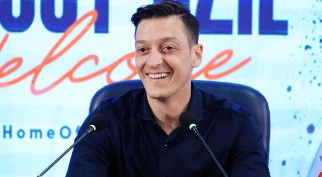 Yıldız futbolcu Mesut Özil, Medipol Başakşehir ile 1+1 yıllık sözleşme imzaladı. Özil, imza töreninde yaptığı açıklamada,