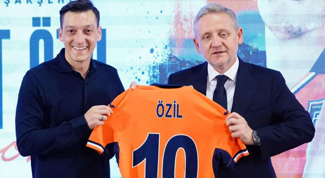 10 NUMARALI FORMAYI GİYECEK - Turuncu-lacivertli takımda 10 numaralı formayı giyeceğini söyleyen yıldız futbolcu, “Berkay ile konuştuk 10 numarayı bana verdi. Ona çok teşekkür ederim. En önemlisi sahada beraber olup birbirimize destek olmak. Ben de takım arkadaşlarıma yardımcı olabilmek için elimden gelenin en iyisini yapacağım” açıklamasını yaptı.