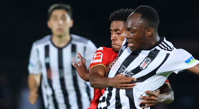 Beşiktaş, Avusturya kampını Mainz 05 ile oynadığı maçla tamamladı.
Siyah-beyazlı ekip oynadığı 3 hazırlık maçında 2 galibiyet, 1 beraberlik aldı. İlk maçında Werder Bremen'i 2-1 yenen Beşiktaş, ikinci maçında ise Viktoria Plzen'le 0-0 berabere kaldı.
Yarın, İstanbul'a dönecek Beşiktaş, 20-27 Temmuz tarihlerinde İspanya'nın Alicante şehrinde bir kamp daha yaparak sezon hazırlıklarını sürdürecek.