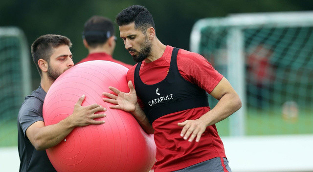 Teknik direktör Okan Buruk, yönetimden Emre Akbaba'nın sözleşmesinin uzatılmasını istedi. 29 yaşındaki orta saha oyuncusunun 1 yıl daha sözleşmesi bulunuyor. Geçen sezon Alanya'ya kiralanan tecrübeli futbolcu bu sezon takımda kalacak.