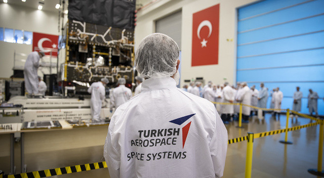 Geçen yılın başında Türksat 5A'nın uzaya fırlatıldığını, haziran ayında da hizmete alındığını anlatan Karaismailoğlu, dünyanın yüzde 30'undan fazlasına, özellikle televizyon yayıncılığına hizmet verildiğini dile getirdi.