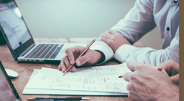 Artan enflasyon ve döviz piyasasındaki gelişmeler karşısında varlıklarını korumak için yeni yöntemler arayanlar, gayrimenkul ve arazi satın almak ile sıfır araç alıp ikinci el olarak daha yüksek fiyata satmak gibi farklı yöntemlere başvuruyor. Tasarrufların nasıl değerlendirilebileceğini yorumlayan Ekonomist Prof. Dr. Volkan Öngel, mevcut koşullarda en iyi yatırım aracının güvenli liman olan altın ve gümüş olacağını belirtti. Öngel,