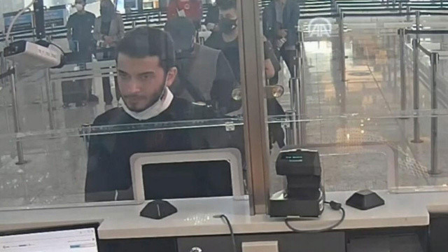 Özer, arka koltuktaki sırt çantasını alarak 3 numaralı kapıdan 17.21’de terminale giriyor. Saat 17.46’da ise M-18 numaralı bilet kontuarında check-in işlemini yapan Özer, dış hatlar gidiş terminalinde saat 17.57’de 32 numaralı pasaport kontuarından çıkış işlemlerini yaptırıyor.