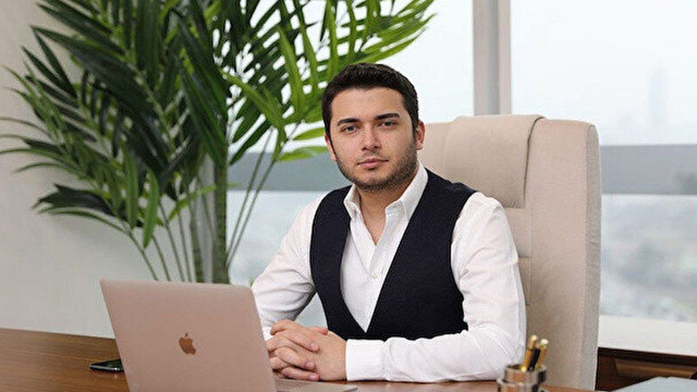 Bakanlıktan yapılan açıklamada, Arnavutluk İçişleri Bakanı Bledar Çuçi'nin sabah saatlerinde İçişleri Bakanı Süleyman Soylu'ya, kırmızı bültenle aranan Thodex'in kurucusu firari Özer'in Arnavutluk'ta Vlora'da yakalandığını ve kimliğinin biyometrik sonuçlarla teyit edildiğini ilettiği belirtildi.
Açıklamada,
