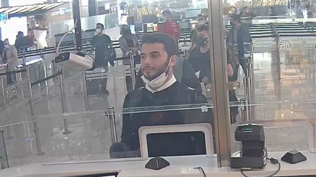 Faruk Fatih Özer’in, 20 Nisan 2021 günü İstanbul Havalimanı’ndan Arnavutluk’a kaçış görüntüleri ortaya çıktı.
Güvenlik kamerası görüntülerinde, Faruk Fatih Özer’in, 20 Nisan Salı günü saat 17.15’te 34 DFC 567 plakalı siyah renkli otomobil ile İstanbul havalimanına geldiği ve 3 numaralı kapı karşısında bulunan otopark girişinde aracını valeye teslim ettiği görülmüyor.