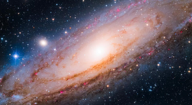 Londra'daki Greenwich Kraliyet Gözlemevi jürileri 3 binden fazla fotoğraf arasında başka fotoğraflara da çeşitli ödüller verdi. Çin’den 14 yaşındaki Yang Hanwen ve Zhou Zezhen isimli iki fotoğrafçıya ise Samanyolu'nun en yakın ve en büyük komşularından biri olan Andromeda Galaksisi’nin bu çarpıcı fotoğrafını yakaladıkları için ‘Yılın Genç Astronomi Fotoğrafçısı’ ödülü verildi. 16 yaşından küçük olanlara verilen bu ödüle layık görülen Yang Hanwen, 