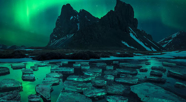 Slovak fotoğrafçı Filip Hrebenda'nın çektiği bu üçüncü fotoğraf gerçekten muazzam. Fotoğrafta, İzlanda’daki Eystrahorn dağının ardında görünen Kuzey Işıkları’nın göle yansıması dikkat çekiyor. Fotoğrafa bakan dönüp bir daha bakıyor. Bu fotoğraf ile Slovak fotoğrafçı, Aurora (Kutup ışıkları) kategorisinin kazanan fotoğrafçısı oldu. 