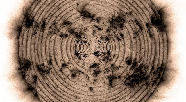 Pauline Woolley'nin büyük teleskoplarla çekilen fotoğrafları birleştiren bu görüntüsü, inovasyon ödülünü kazandı. Ağaç halkalı tarihleme fikrini kullanarak güneşin zaman içinde nasıl değiştiğini gösteriyor.