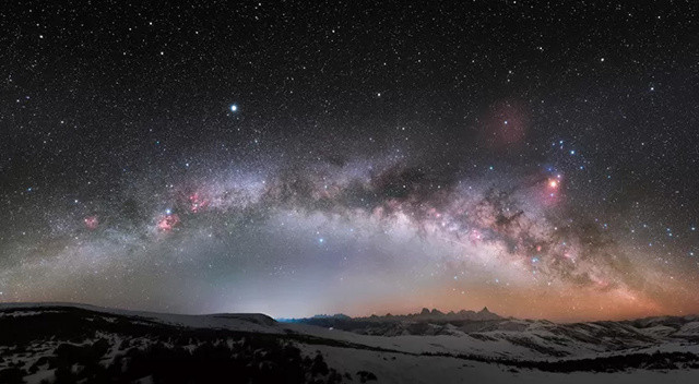 Lun Deng, sıradan bir kamera kullanarak, Çin'in Sichuan kentindeki en yüksek zirveyi, Minya Konka Dağı'nın üzerinde yükselen Samanyolu'nun bu görüntüsünü yakaladı. Görüntüler, Cumartesi gününden itibaren Londra'daki Ulusal Denizcilik Müzesi'ndeki bir sergide gösterilmeye başlandı.