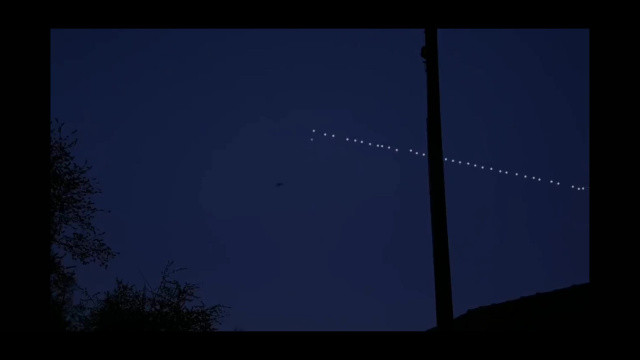 Akşam saatlerinde gökyüzünde beliren, birbiri ardından ilerleyen ışık dizinleri merak uyandırdı. Birçok vatandaş gökyüzünde gördüğü sıralı cisimlerin ne olduğu ile ilgili çeşitli yorumlar yaptı. 