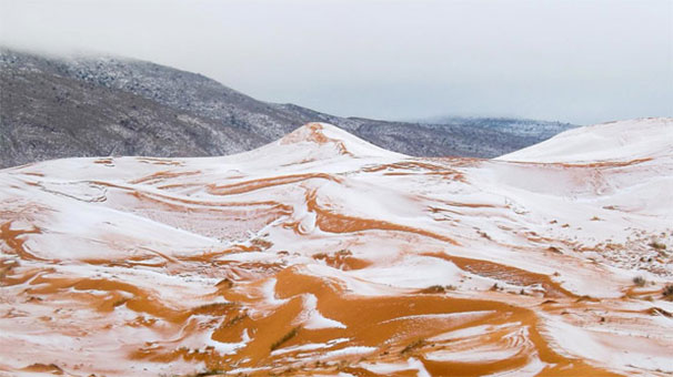 Dünya şaşırdı... Çöle yine kar yağdı!