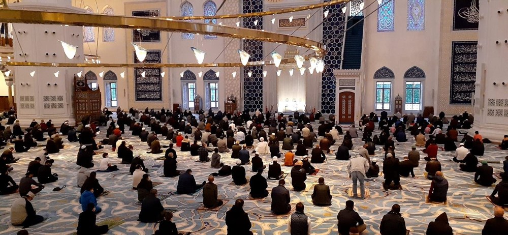 Sosyal mesafe ve maskeli bayram namazı Sosyal mesafe ve maskeli bayram namazı