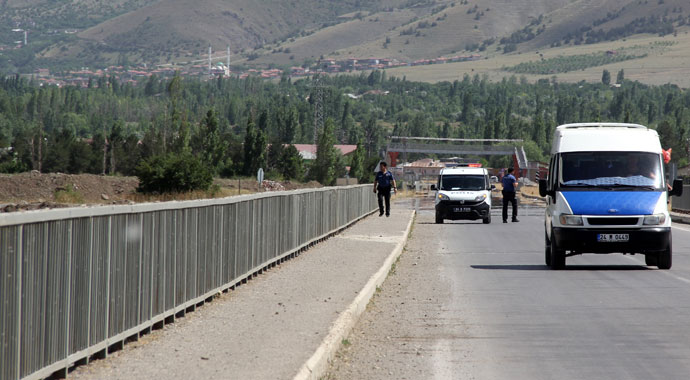 Köprüden Karasu Nehrine atlayan kadını boğulmaktan çoban kurtardı