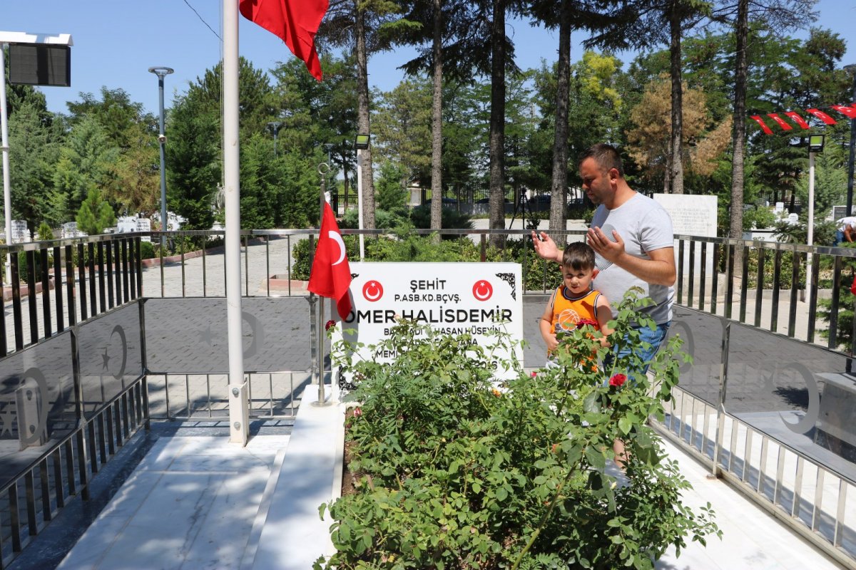 Ömer Halisdemir'in mezarı ziyaretçi akınına uğruyor Ömer Halisdemir'in mezarı ziyaretçi akınına uğruyor