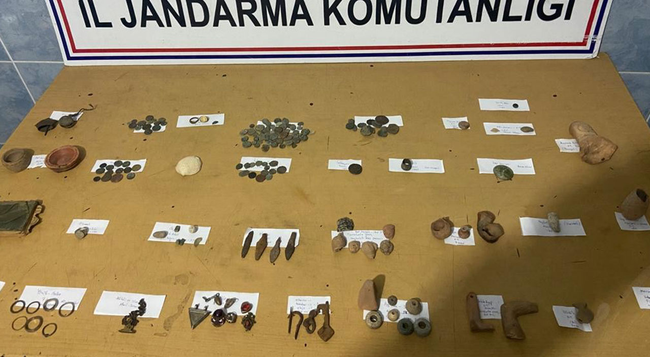 Ev değil adeta müze: 165 parça tarihi eser ele geçirildi Ev değil adeta müze: 165 parça tarihi eser ele geçirildi