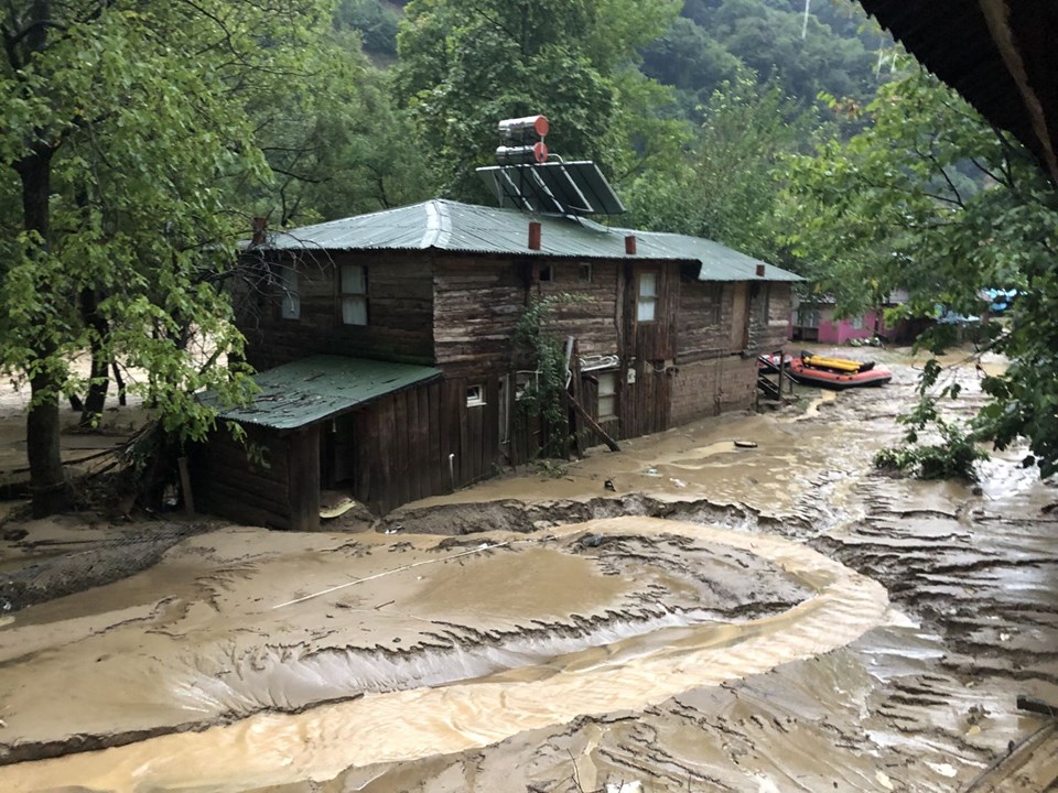 Düzce'de su baskını ve toprak kayması Düzce'de su baskını ve toprak kayması