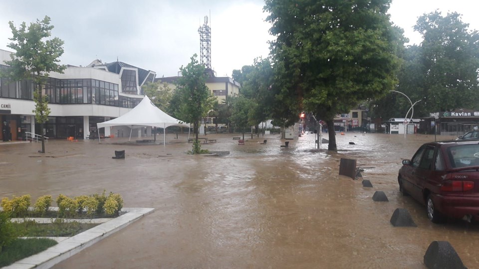 Düzce'de su baskını ve toprak kayması Düzce'de su baskını ve toprak kayması