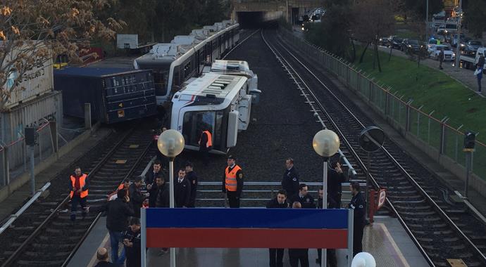 İzmir'de metro kazası; yaralılar var İzmir'de metro kazası; yaralılar var