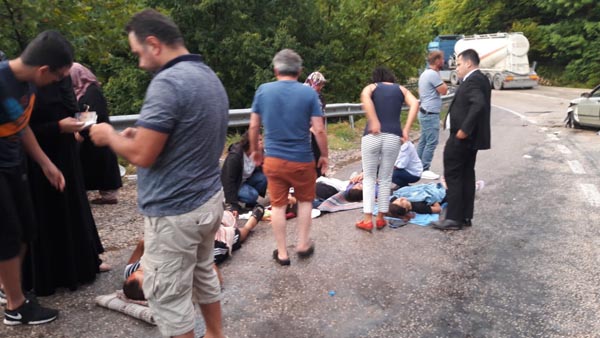 Tır ile otomobil kafa kafaya çarpıştı, yaralılar yola savruldu