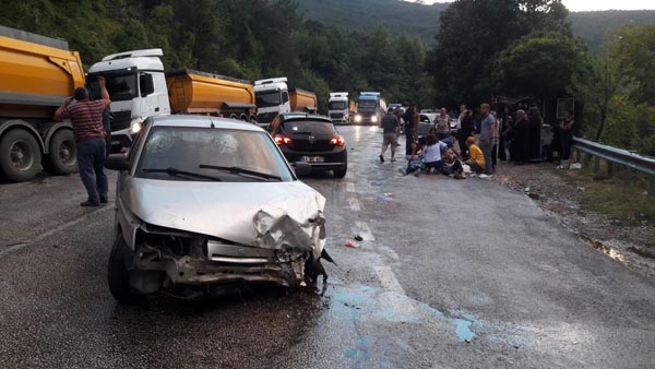 Tır ile otomobil kafa kafaya çarpıştı, yaralılar yola savruldu