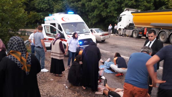 Tır ile otomobil kafa kafaya çarpıştı, yaralılar yola savruldu