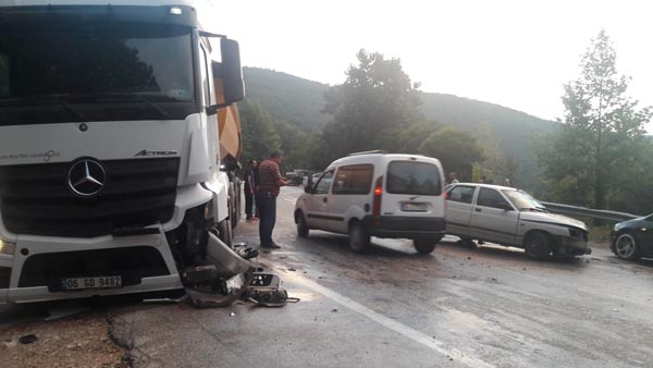 Tır ile otomobil kafa kafaya çarpıştı, yaralılar yola savruldu
