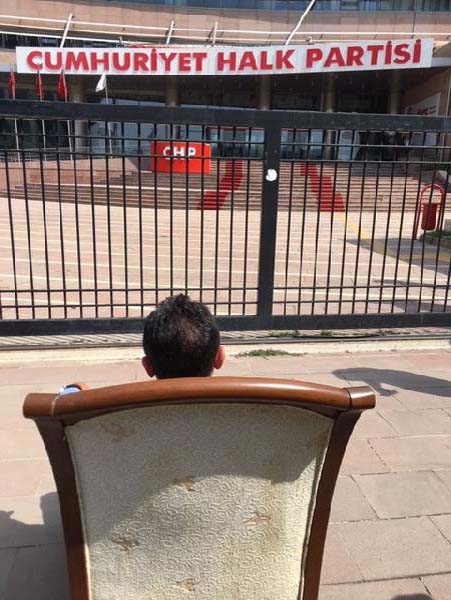 CHP Genel Merkezi önünde koltuklu eylem