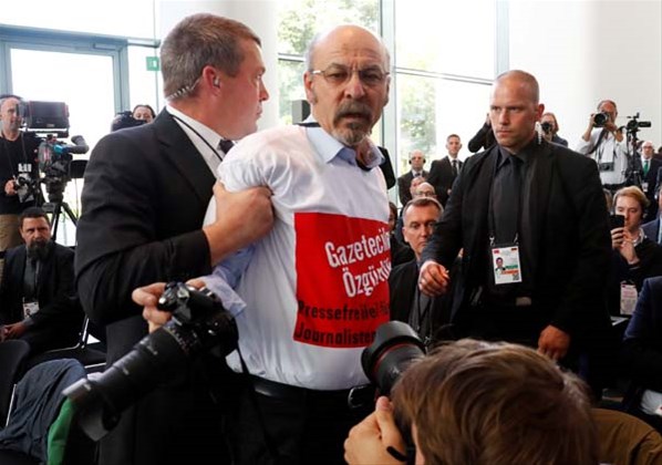 Erdoğan-Merkel basın toplantısından atılmıştı! Kimliği belli oldu