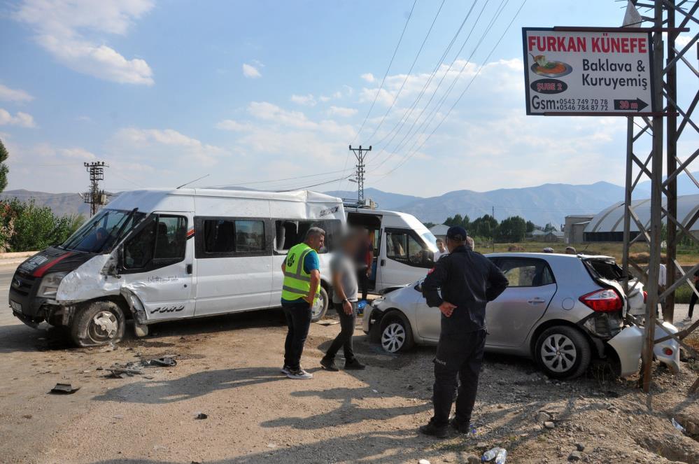 Hakkari'de minibüs otomobille çarpıştı, çok sayıda kişi yaralandı