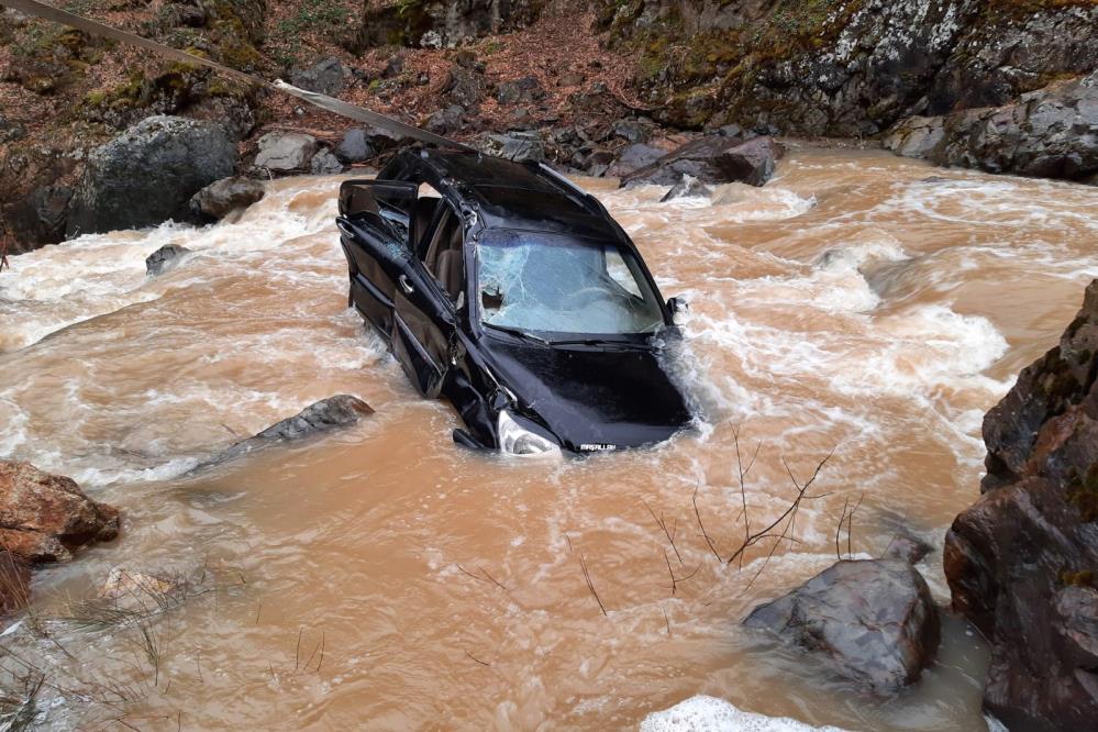 Gümüşhane’de kontrolden çıkan araç dereye düştü, ölü ve yaralılar var