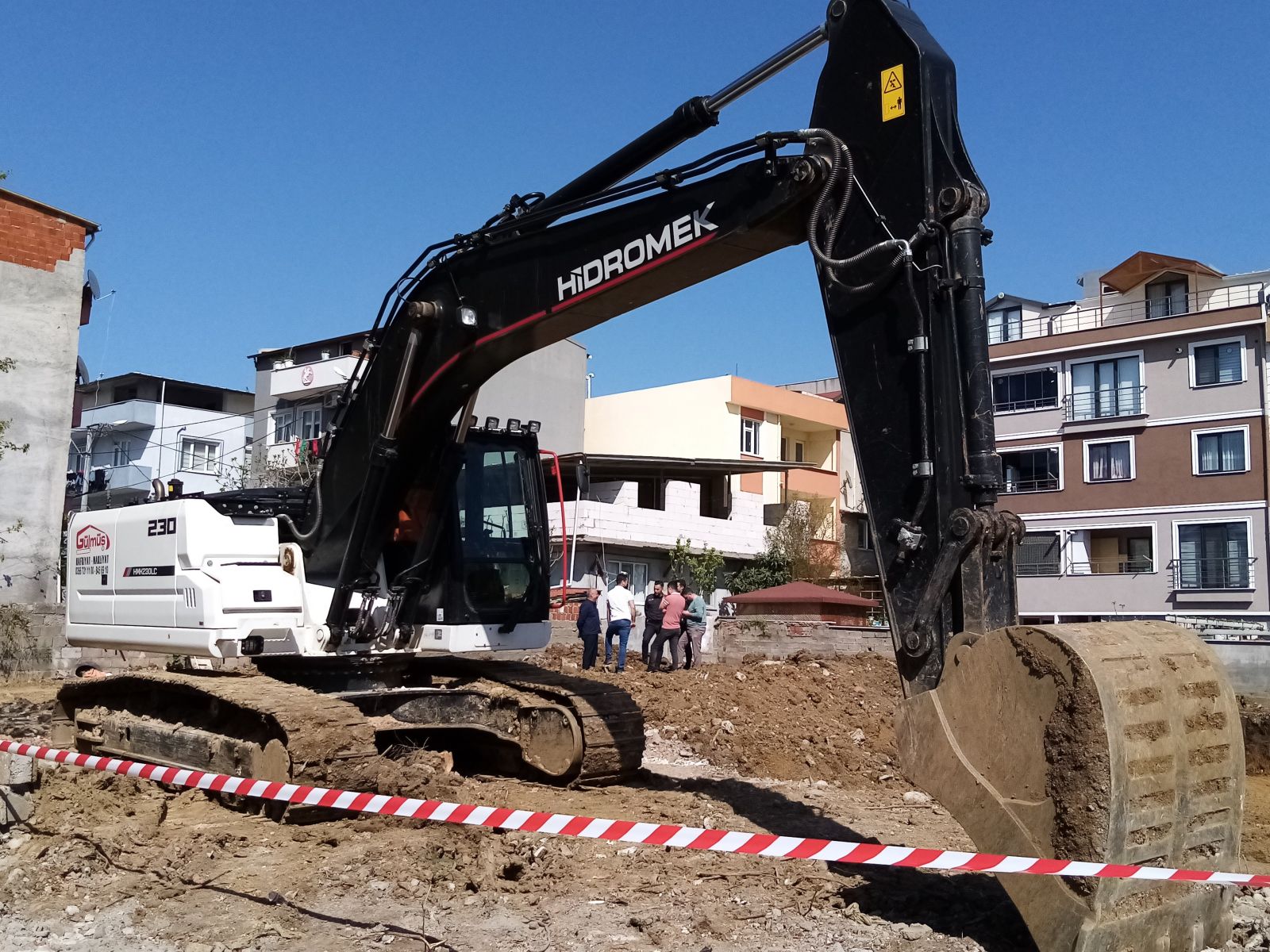 Temel kazmak için kepçeyi çalıştıran operatör çuvallarla el bombası buldu