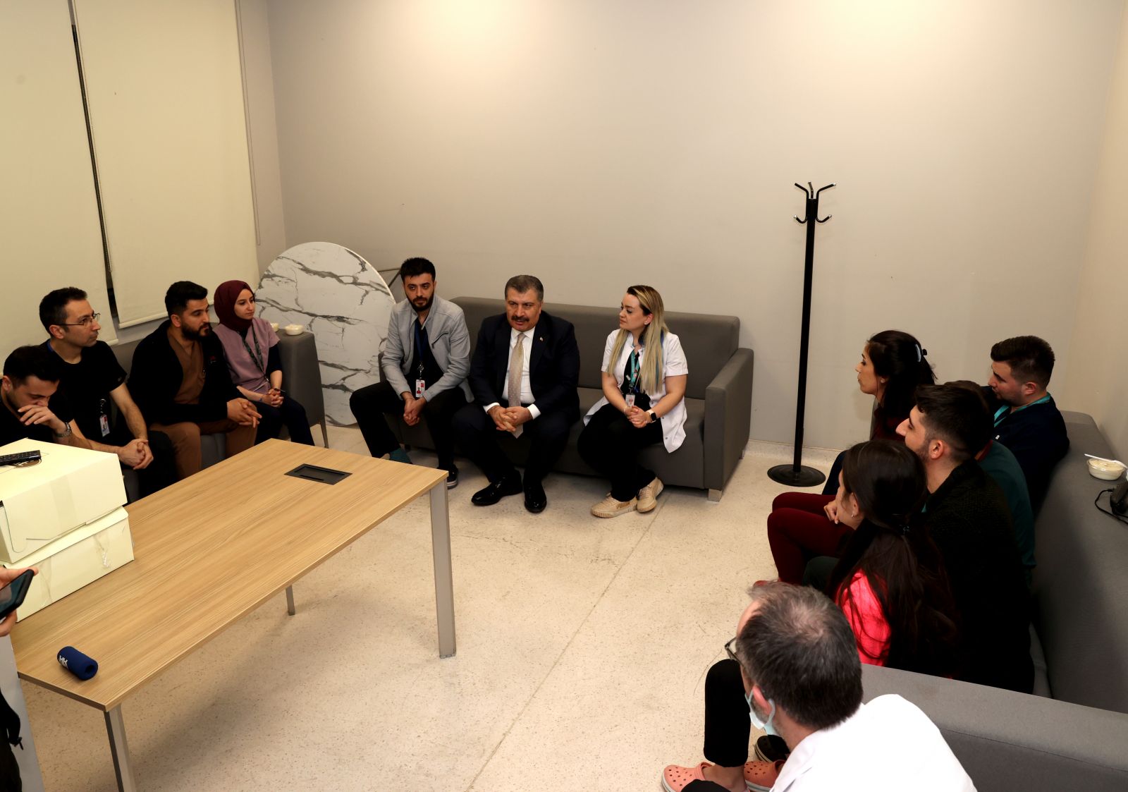 Bakanı Koca'dan sağlık çalışanlarına gece yarısı sürprizi