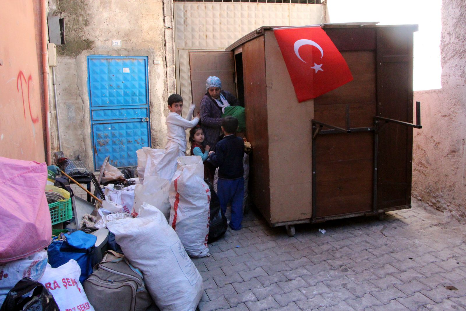 Şanlıurfa'da sokakta kalan 5 kişilik aile, mobil eve dönüştürdükleri gardıropta yaşıyor