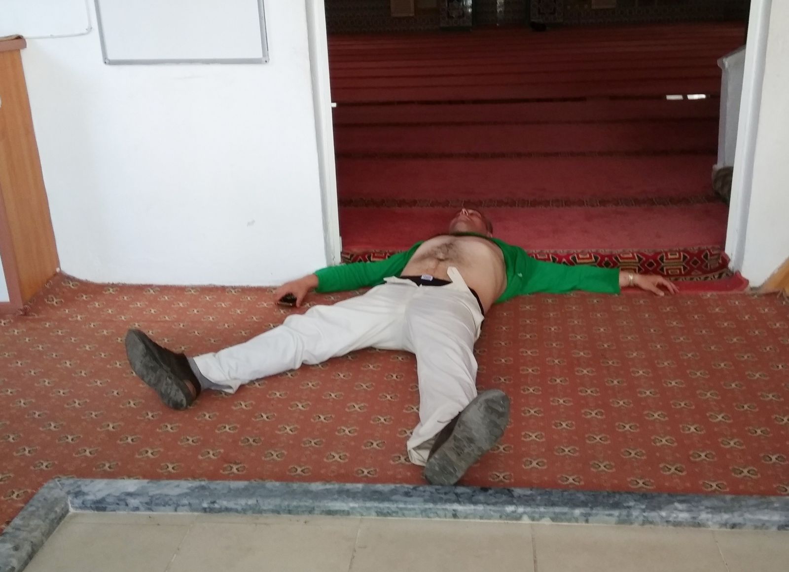 Camide namaz kıldıran imama ve cemaate saldırdı