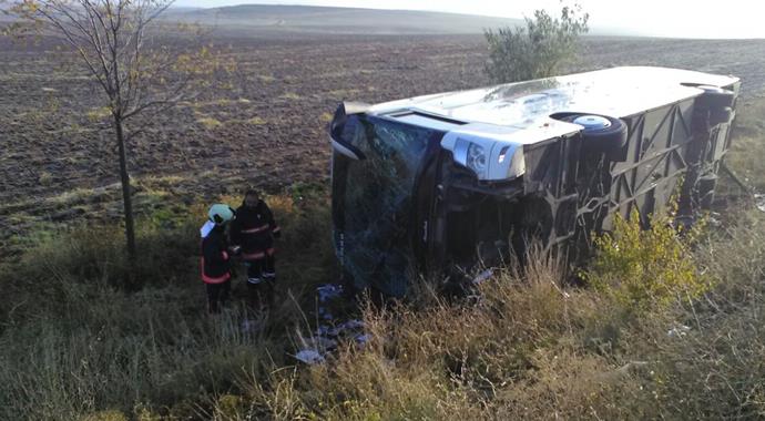 Ankara'da yolcu otobüsü şarampole devrildi