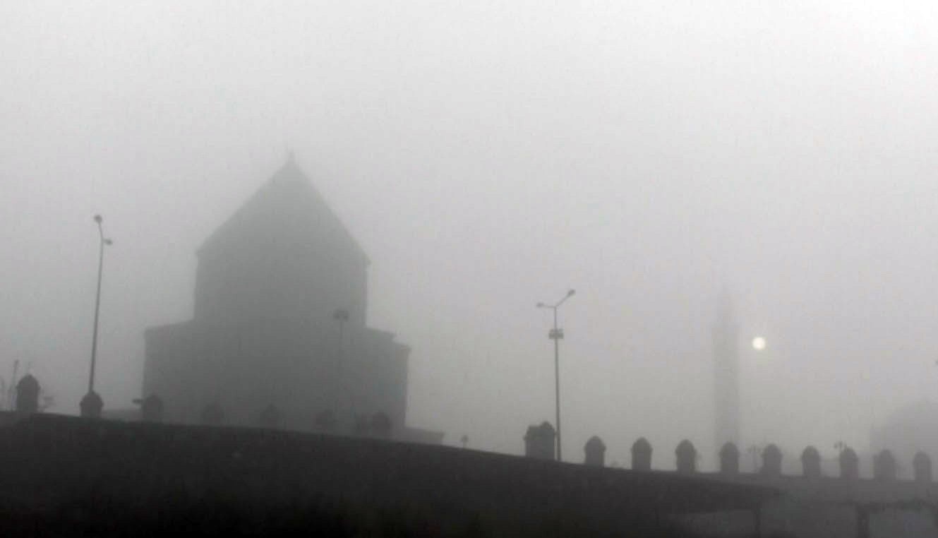 Kars'ta soğuktan araçların camları buz tuttu