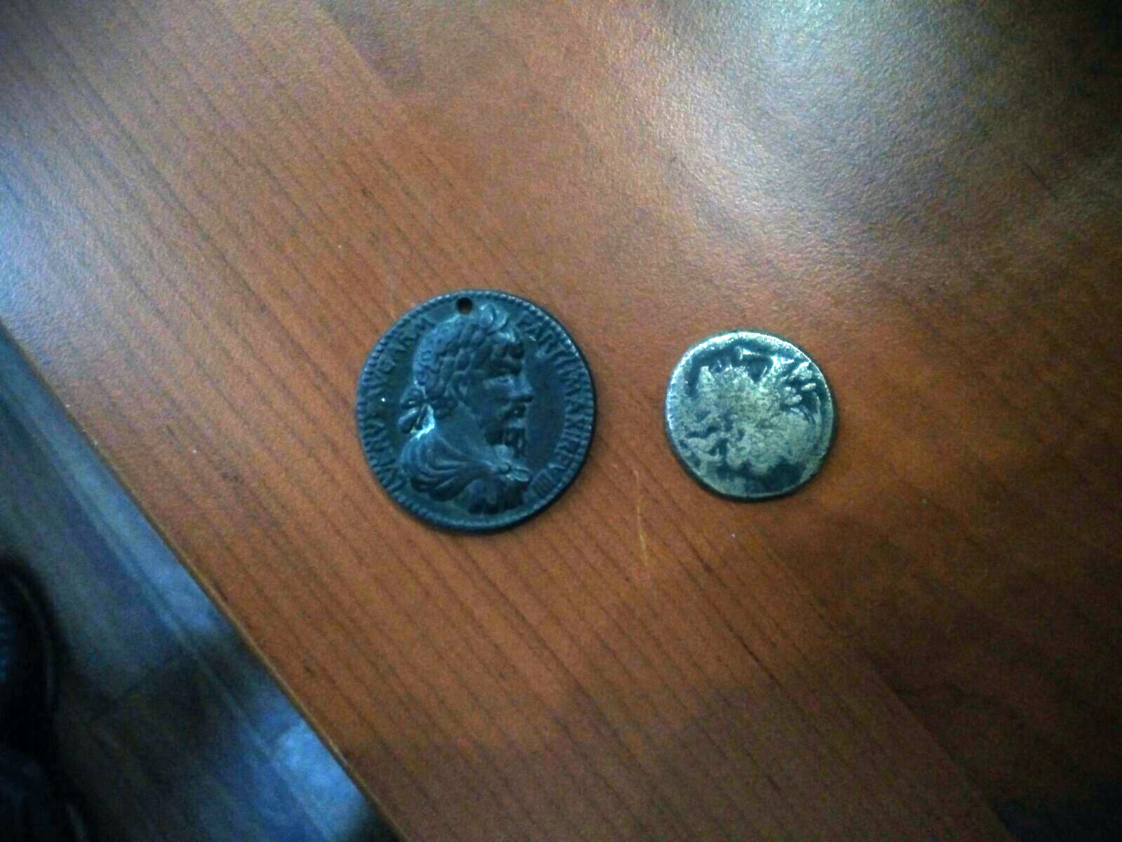 Dilencinin üzerinden tarihi madalyon ve sikke çıktı