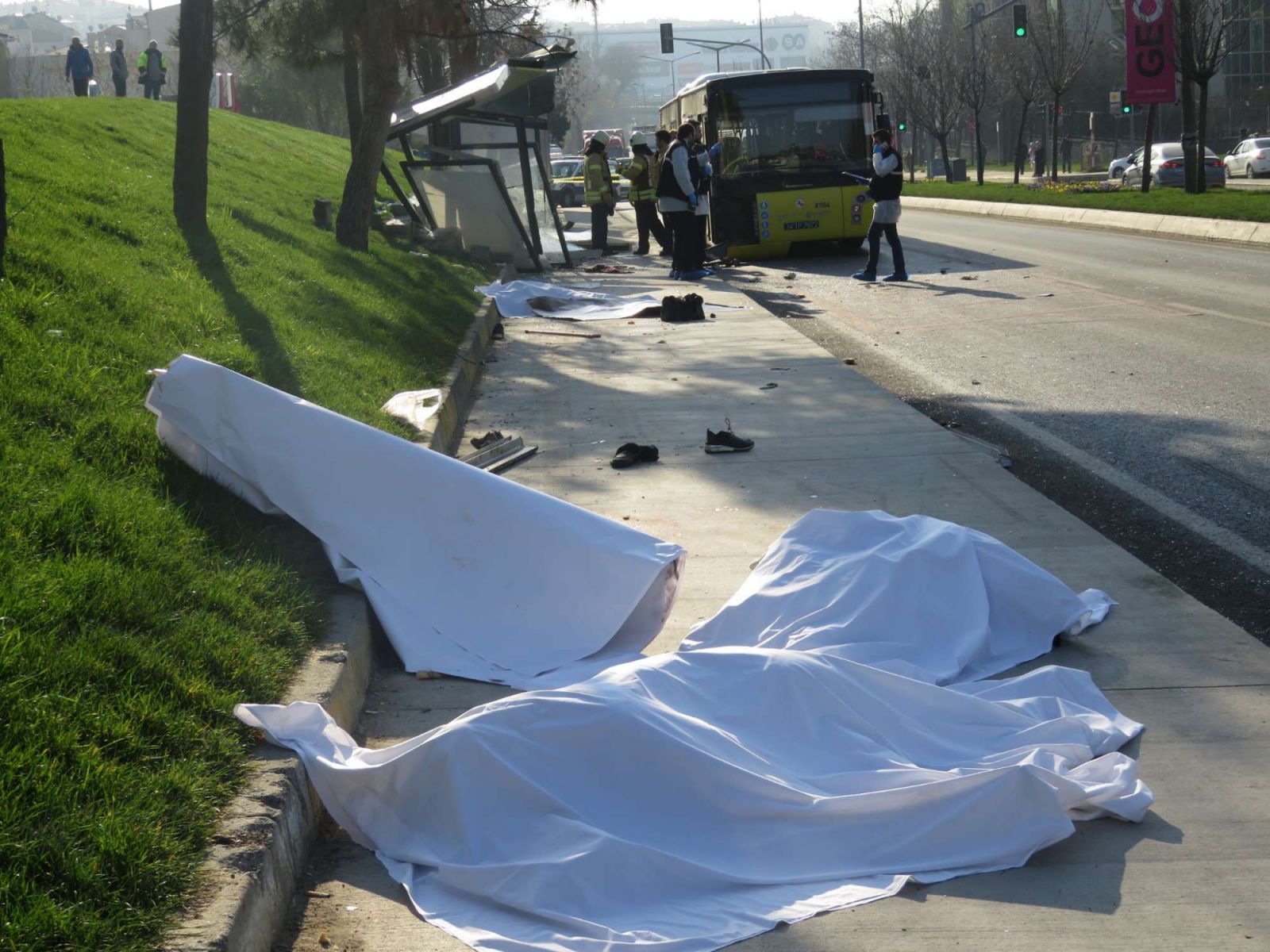 Son Dakika! Üsküdar'da otobüs durağa daldı: 3 ölü