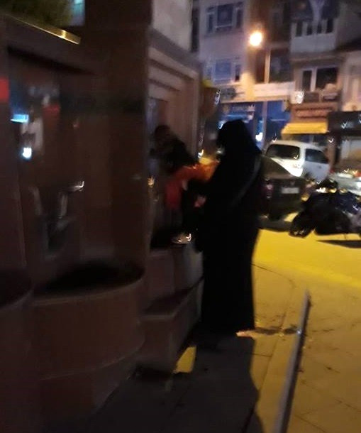 Çocuğunu vatandaşların su içtiği çeşmeye işeten anne, şehri ayağa kaldırdı