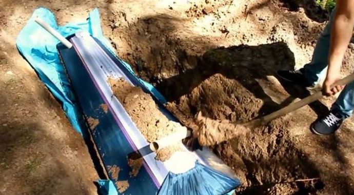 Hastalarını tabuta koyup canlı canlı gömüyor