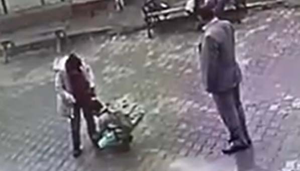 Müdür, engelli arkadaşının bağcıklarını bağlayan öğrenciyi alnından öptü